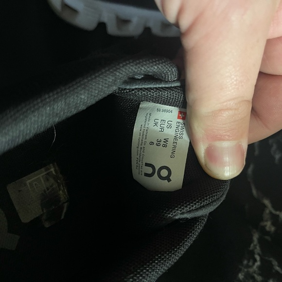 On clouds womens size 8 - Picture 3 of 3